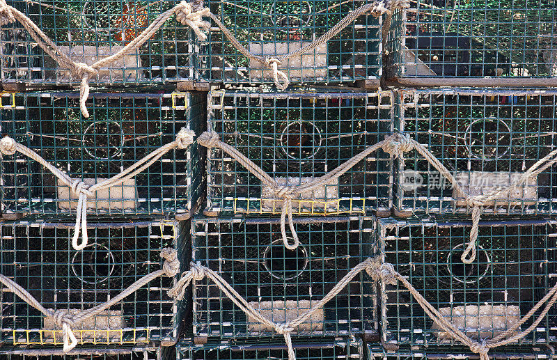 码头上有一堆绿色的传统捕虾器