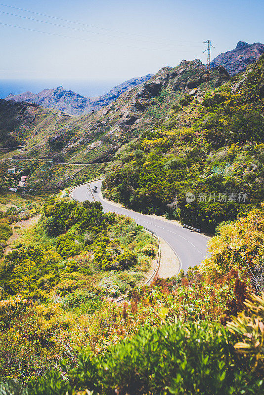 骑摩托车穿过山路