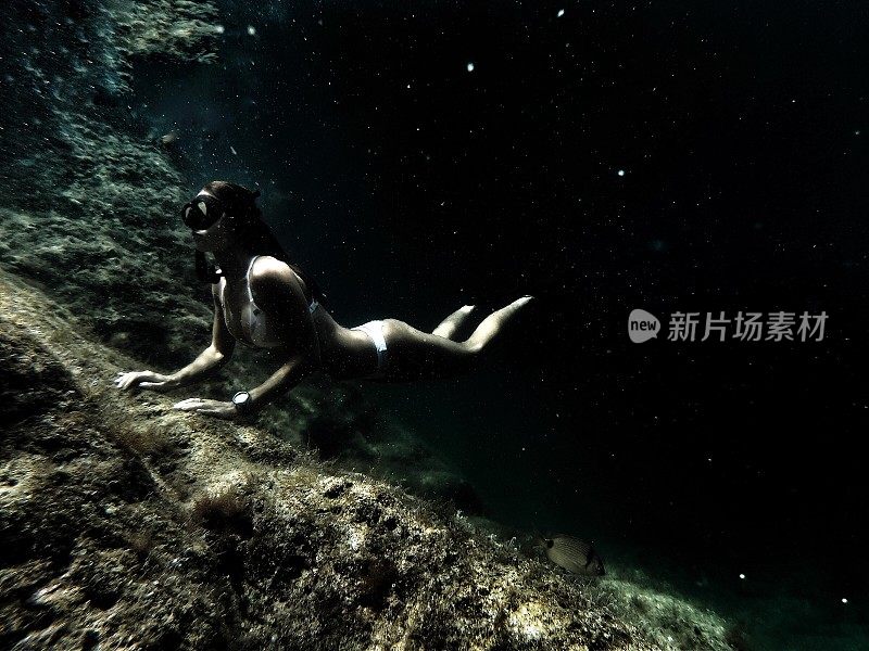 女自由潜水者在地中海亚得里亚海自由潜水