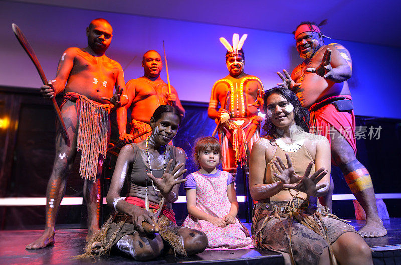 小女孩和澳大利亚原住民合影