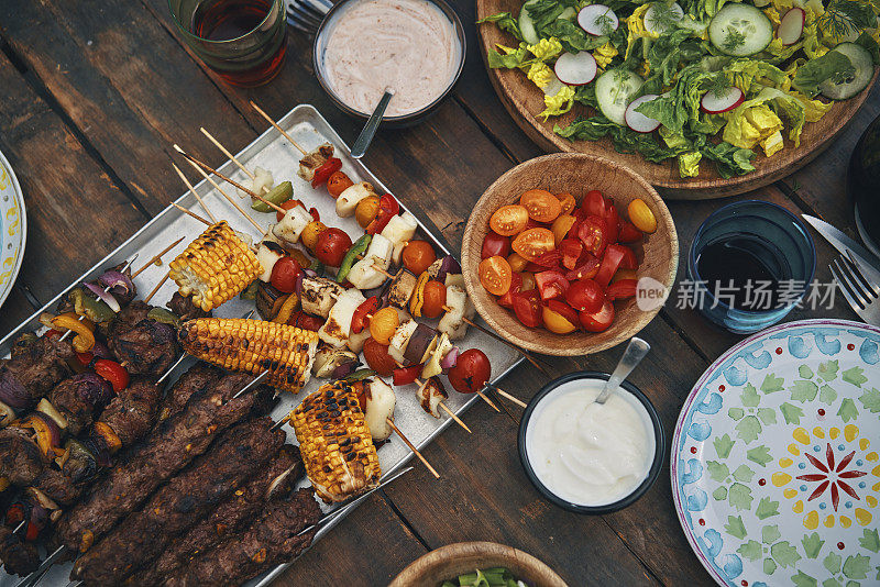 羊肉和牛肉串配蔬菜和蔬菜沙拉