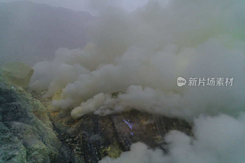 伊真火山和硫磺矿区的蓝色火焰风景