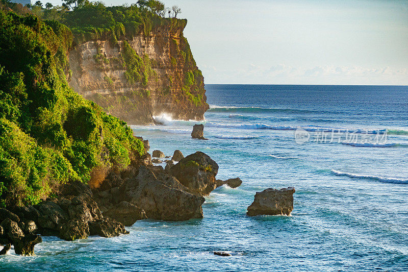 巴厘岛，岩石峭壁和海洋。日落在Uluwatu