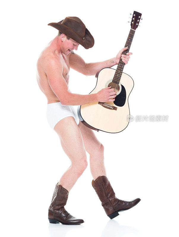 穿着内衣的性感牛仔在弹吉他