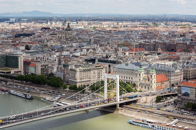 多瑙河上的伊莉莎白大桥俯瞰布达佩斯