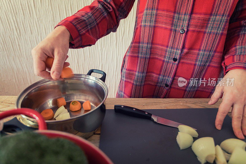 西兰花汤准备，食材在锅中烹饪