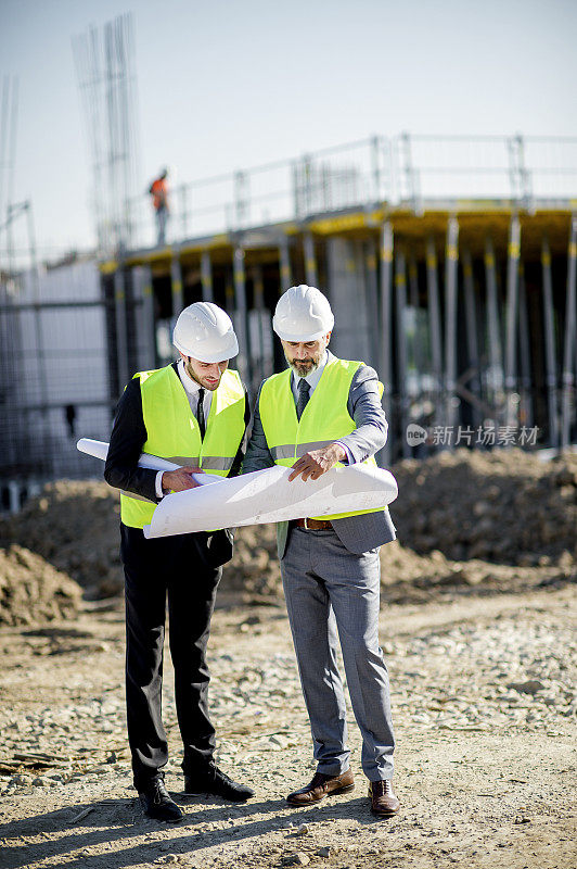 建筑师和工程师在施工现场检查文件和业务流程