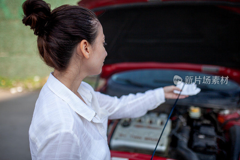 女人检查车油