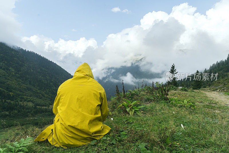 黄色雨衣的人