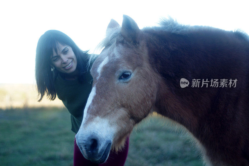 骑马的女人