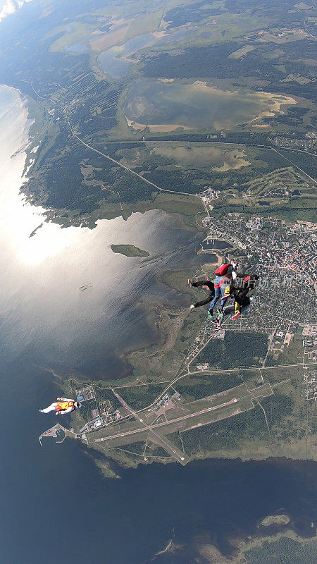 跳伞者在空中飞行，穿过晴朗的天空