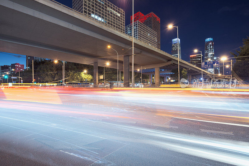 北京夜间城市公路交通