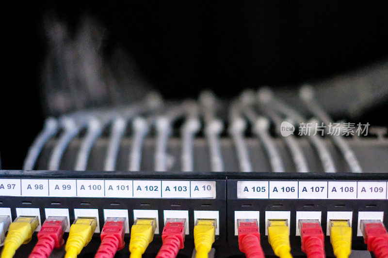 ISP的网络路由器。许多电线连接到功能强大的互联网服务器的网络接口上。服务器机房数据中心的计算机设备机架。