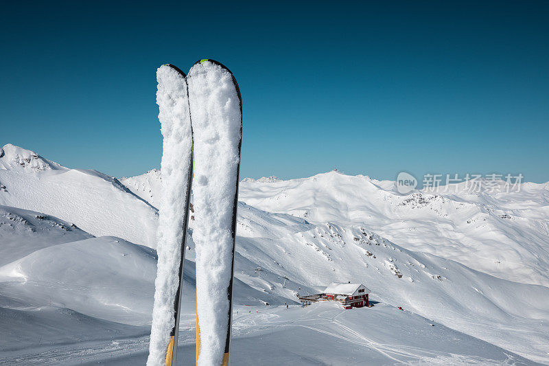 在滑雪坡顶