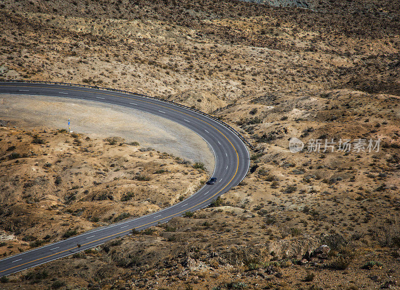 加利福尼亚沙漠中的蜿蜒公路
