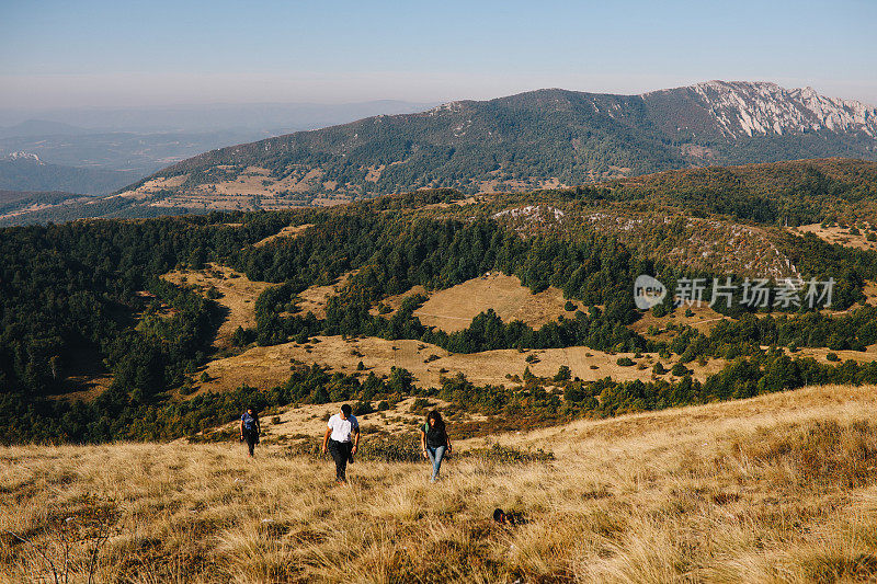 人们徒步穿越群山