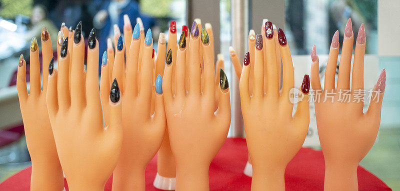 购物橱窗里的塑料手涂着五颜六色的指甲油