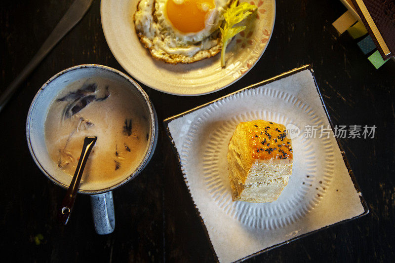 自制早餐:油酥包、煎蛋、洋葱奶油汤