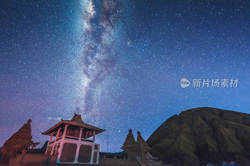 在印度尼西亚东爪哇溴火山星夜银河系