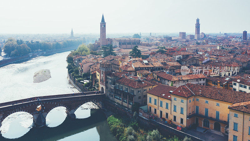 意大利维罗纳市和阿迪杰河的鸟瞰图
