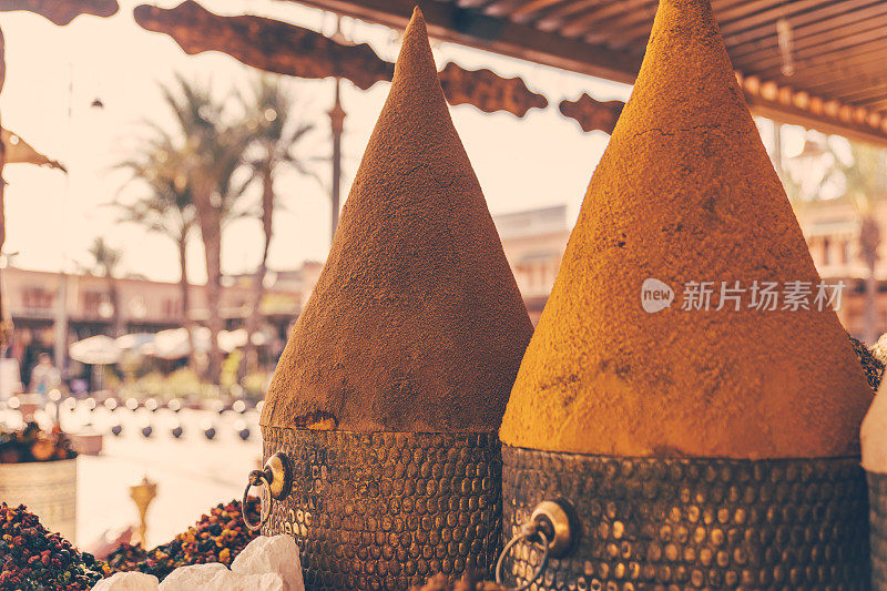 传统的摩洛哥香料呈锥形。马拉喀什古城(麦地那)。