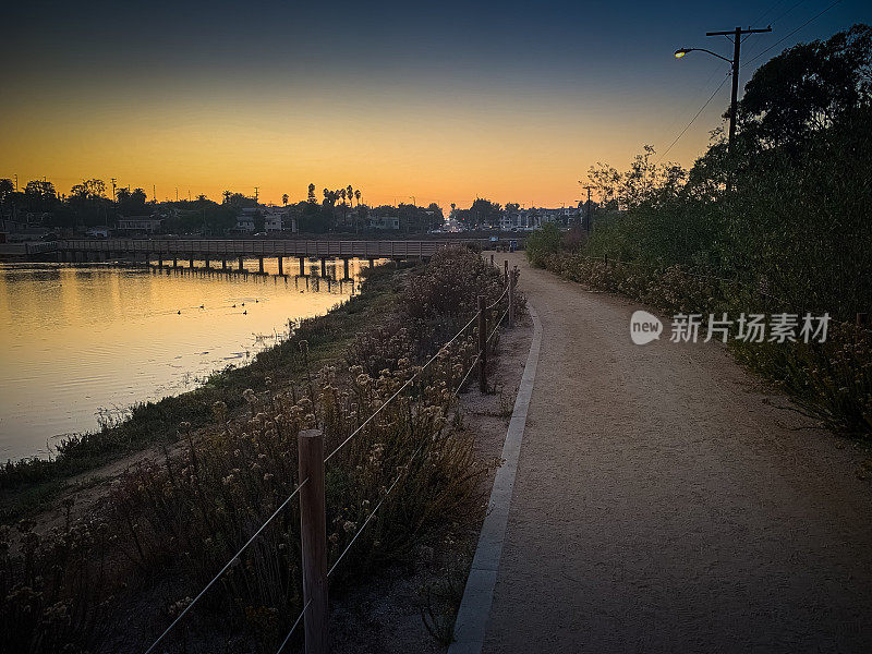 步行小径通向科罗拉多泻湖上的步行桥，在长滩，加州