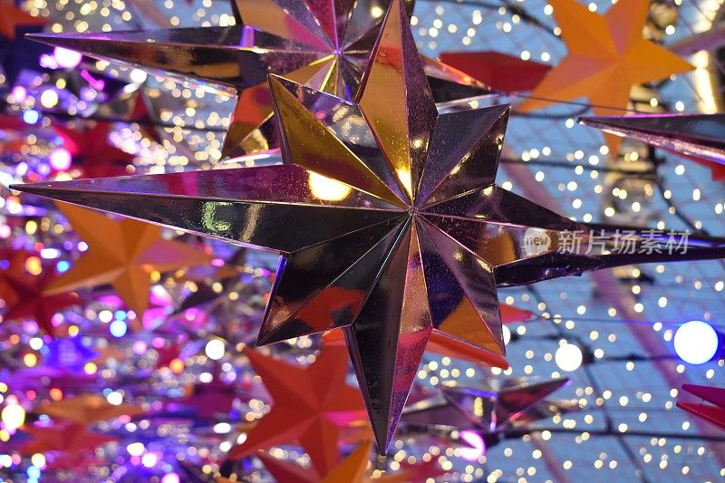五彩缤纷的星星饰品，圣诞假日的挂饰，以五彩缤纷模糊的背景