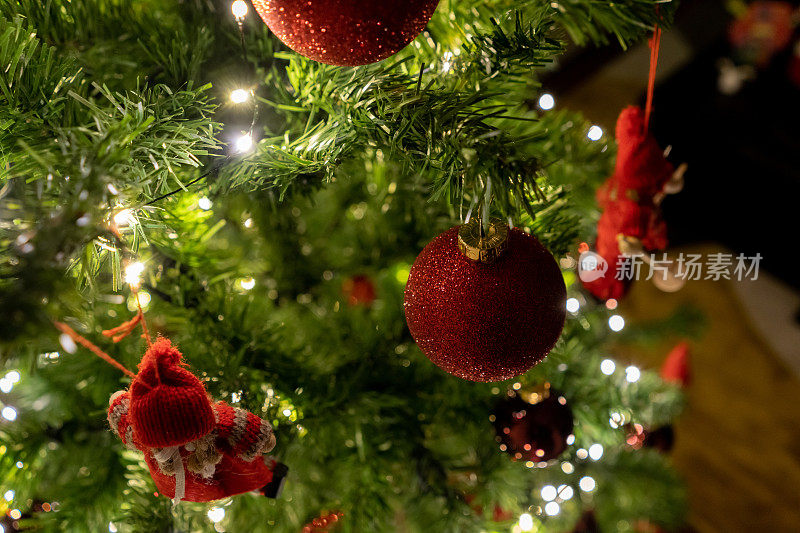 美丽的圣诞树和装饰品的特写