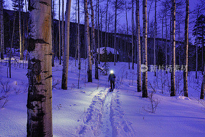 带头灯的夜间滑雪旅游