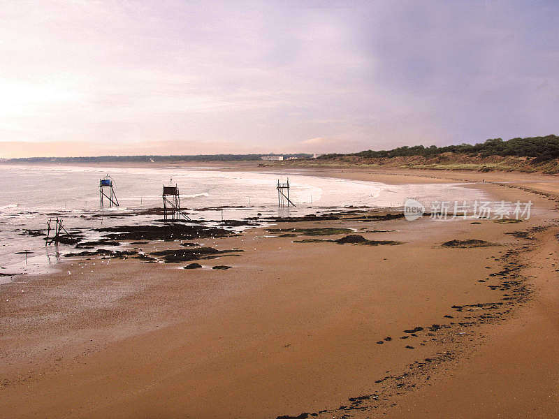 carrelets渔站翡翠odds沿着大西洋海岸，西卢瓦尔，法国大西洋