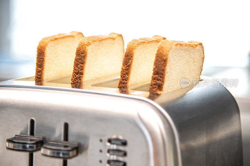 烤面包机里的面包