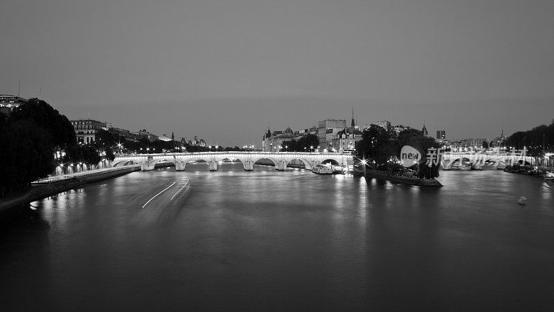 法国巴黎，塞纳河和新桥的黄昏