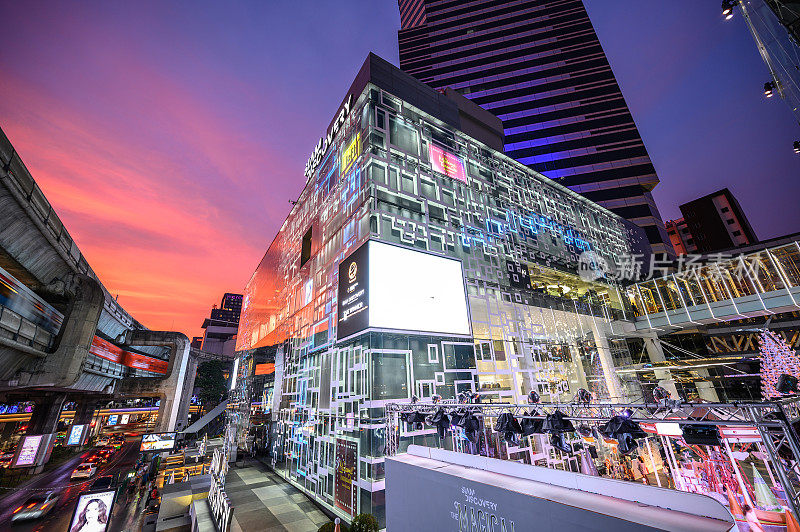 暹罗探索购物中心，晚霞天空的现代建筑(泰国曼谷)