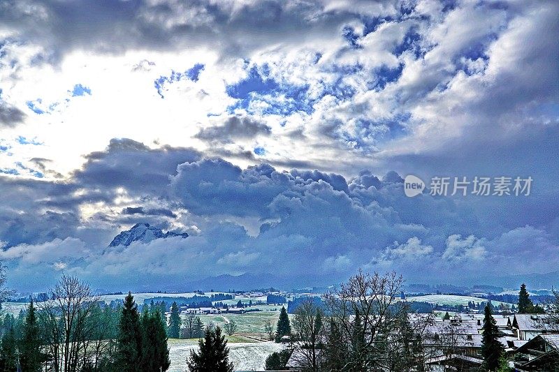 在Allgäu阿尔卑斯山上的暴风雪与霍普芬西在前景。Ost-Allgau,巴伐利亚,德国。