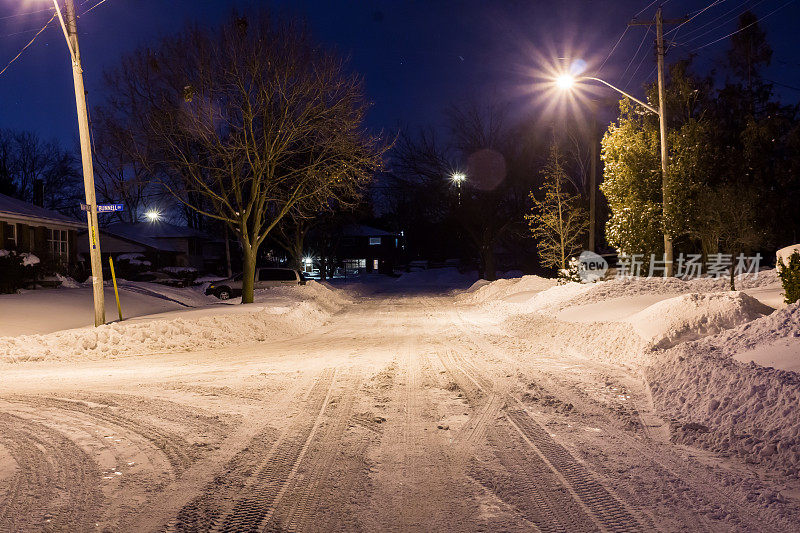 白雪覆盖的夜晚街道