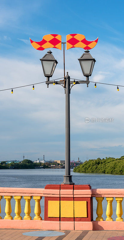 累西腓市一座桥上的灯柱