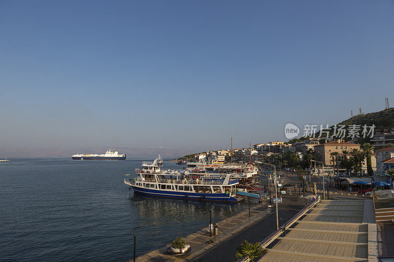 土耳其切斯米伊兹密尔度假夏季小镇码头上的游船