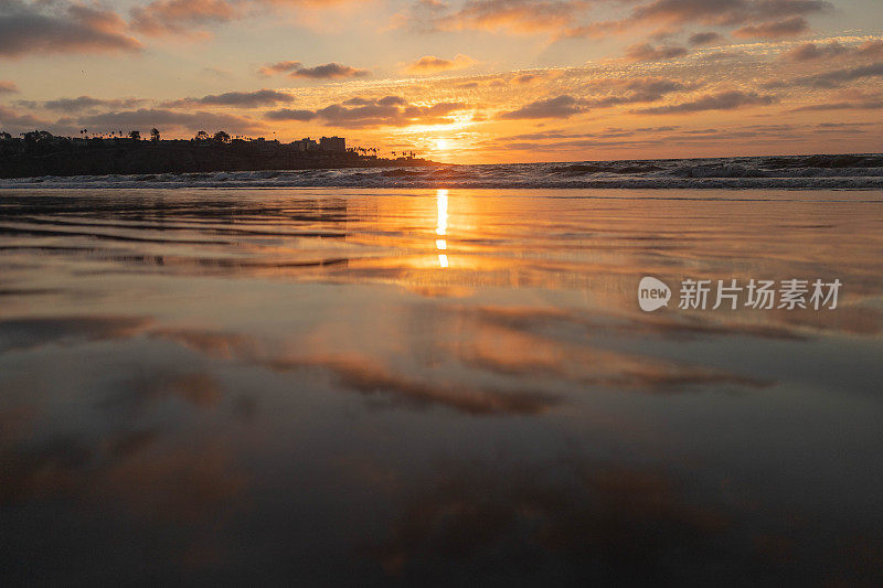 沙，海滩和日落-圣地亚哥，南加州-复制空间-水平