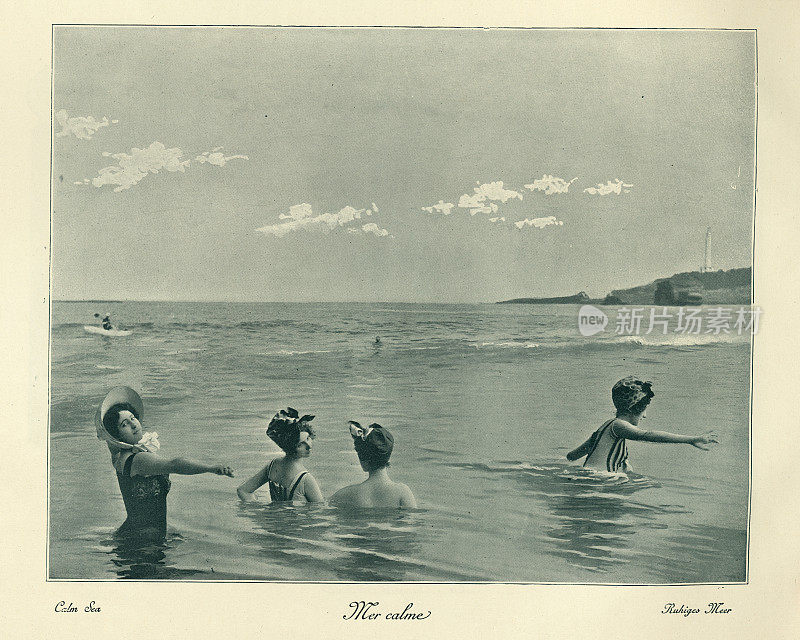 19世纪维多利亚时代，年轻女子在平静的大海中游泳