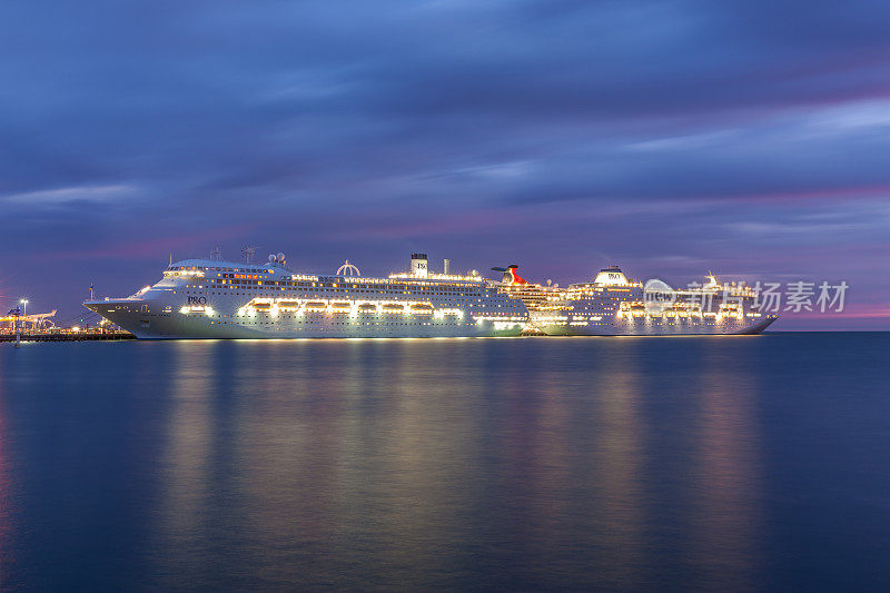 P&O邮轮公司的船太平洋珍珠和太平洋宝石停靠在菲利浦湾港车站码头，澳大利亚墨尔本。