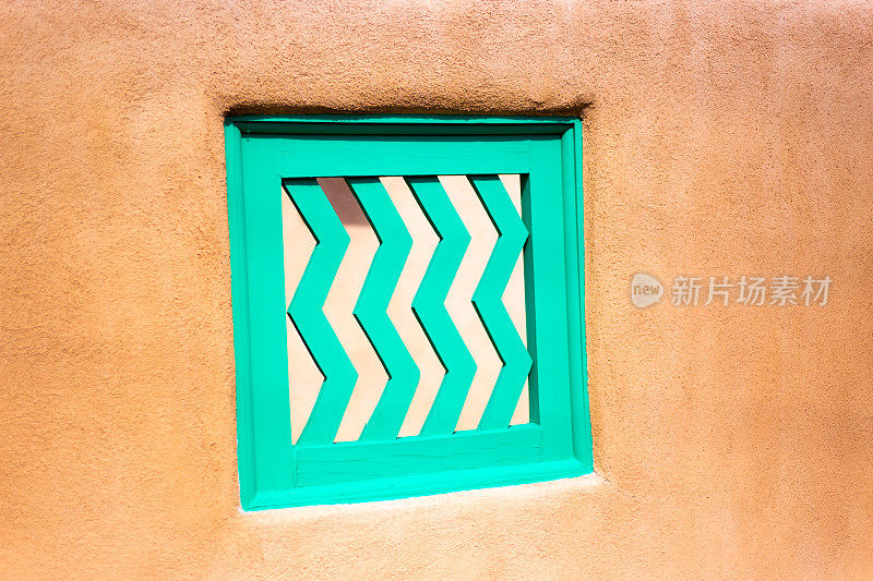 圣塔菲，NM:绿松石-绿色窗户在土坯墙(特写)