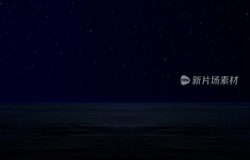 许多星星在海上的天空中闪烁