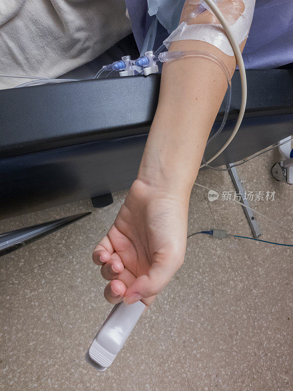 脉搏血氧计-血氧水平测量装置-附着在术后镇静的妇女的手指上。