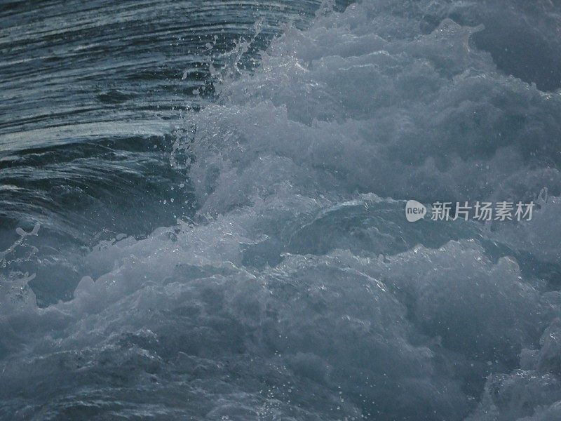 海浪顶破和泡沫