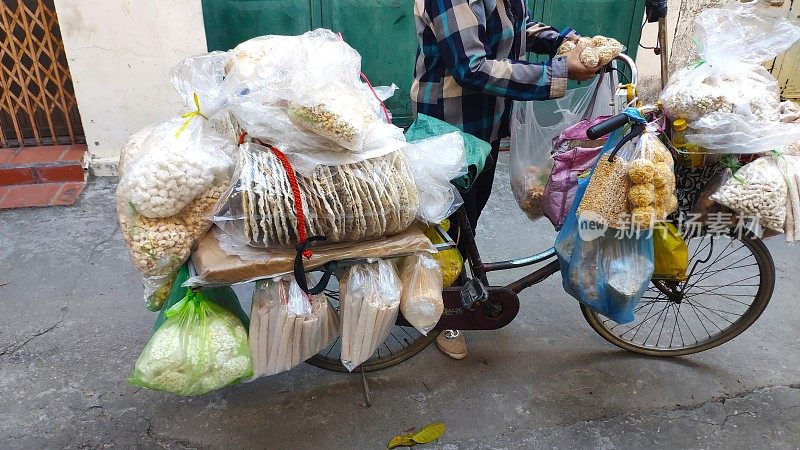 越南，塑料袋里的可丽饼在自行车上出售