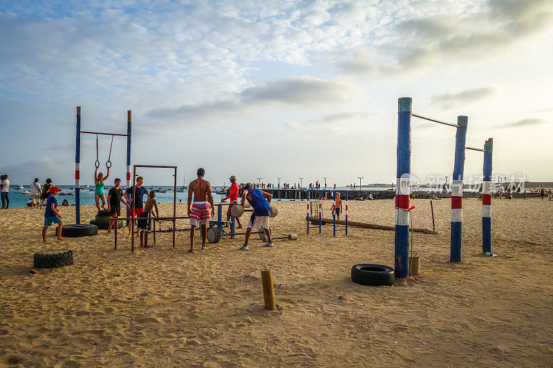在佛得角萨尔的圣玛丽亚海滩进行健身训练