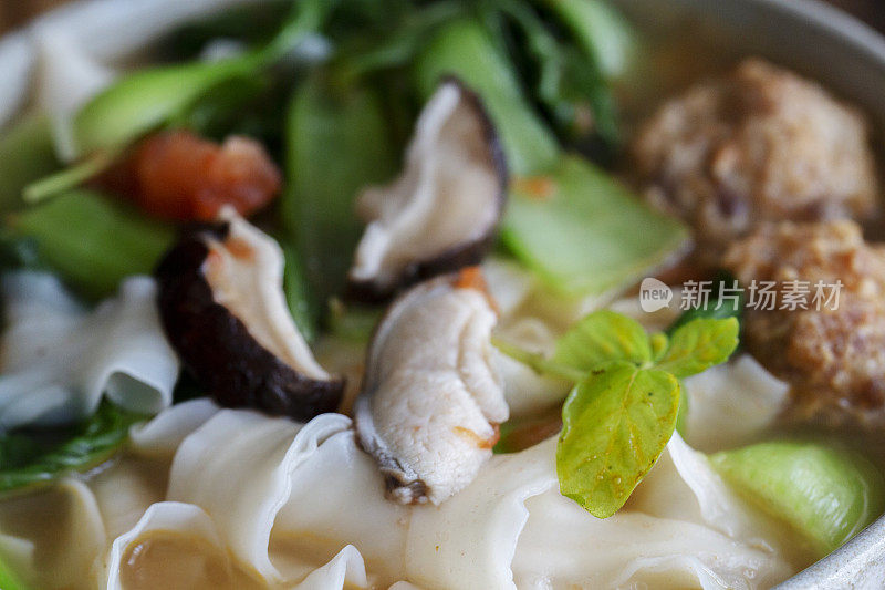 中国自制汤面，配蔬菜，蘑菇和肉丸