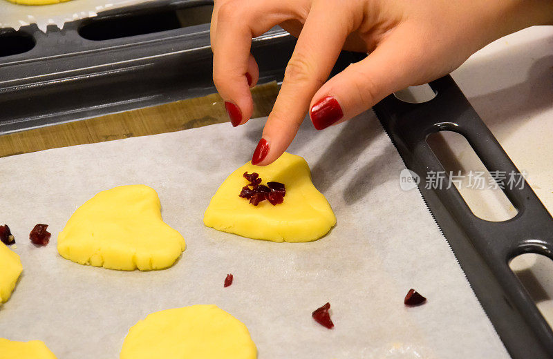 女人用手做饼干