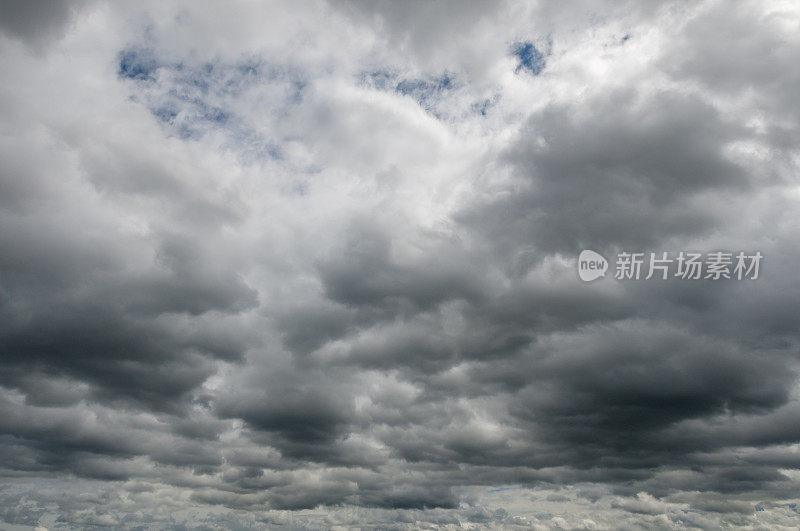 不祥的天空暗灰色的风暴云移动在夏季云景