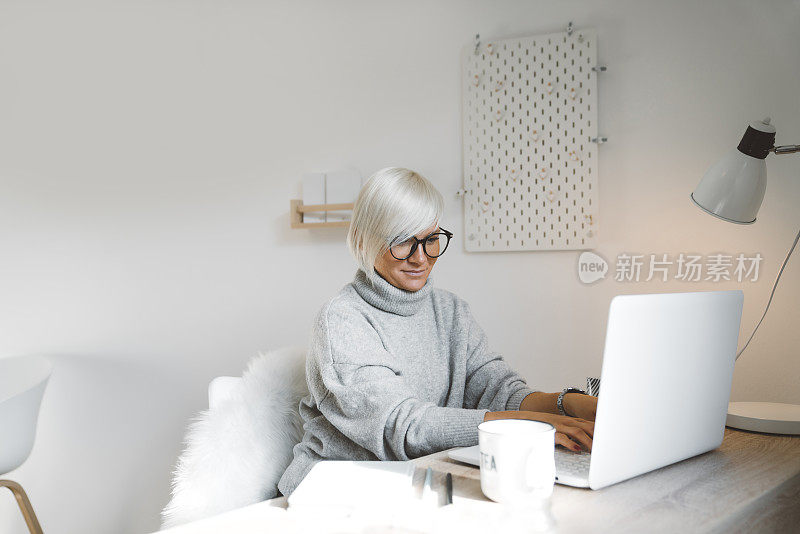 一个在家用笔记本电脑工作的女人